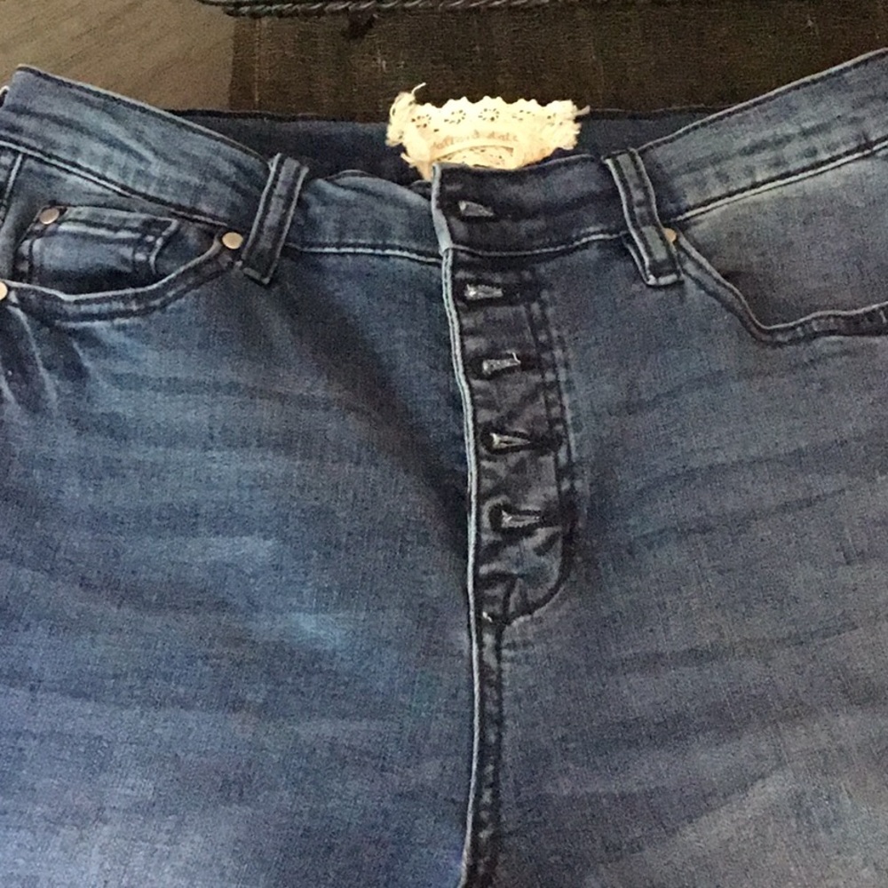 Skinny jeans with distressed ankle
